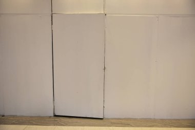 Karanlık bir odada bulanık ampuller. Geceleri lamba, beyaz tavan..