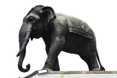 Bakır kaplama yolu ile beyaz arka planda bronz fil döküm. Fil sıva..