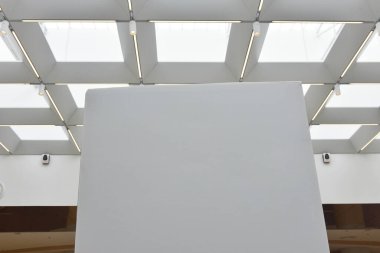 Toplantı salonu geniş, güzel ve parlak.. 