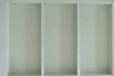 Toplantı salonu geniş, güzel ve parlak.. 