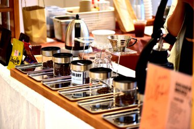 Rayong Tayland Kafe 'de bir fincan kahveyle güzel bir barista.