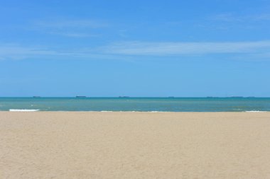 Deniz dalgaları kumlu sahil sezonunda Yazın en tepedeki arka planda .