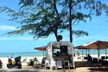 Deniz dalgaları kumlu sahil sezonunda Yazın en tepedeki arka planda .