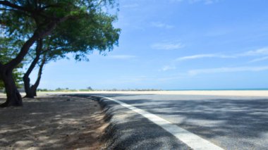 Deniz dalgaları kumlu sahil sezonunda Yazın en tepedeki arka planda .