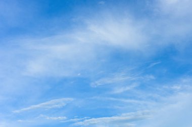 Mavi gökyüzü beyaz bulut arkaplanı. Güzel gökyüzü ve bulutlar öğleden sonra.