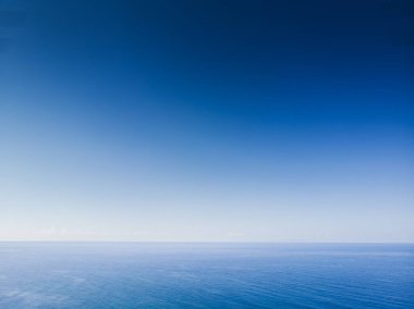 Güneşli bir günde açık mavi gökyüzüne karşı Akdeniz manzarası ve sakin manzarası