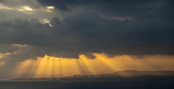 Światło Słoneczne Przepływające Przez Zachmurzony Krajobraz Morzu Górach Sylwetki Podczas — Zdjęcie stockowe