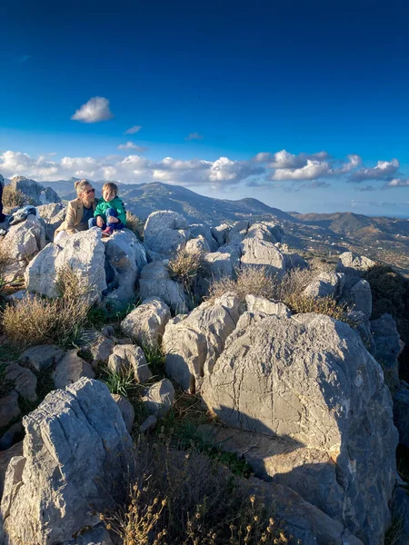 Kavkazská Matka Synem Sedí Skalnaté Hoře Proti Modré Obloze Během — Stock fotografie