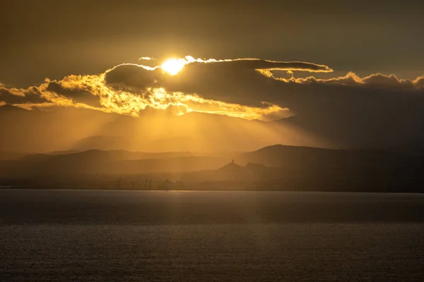 Malowniczy Widok Światło Słoneczne Strumieniowe Morskim Krajobrazie Przeciwko Górze Sylwetki — Zdjęcie stockowe