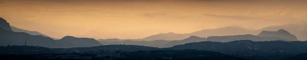 Panoramiczny Malowniczy Widok Sylwetki Pasma Górskie Przed Niebem Podczas Zachodu — Zdjęcie stockowe