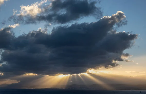 Scenic Rustig Uitzicht Zonnestralen Streamen Zeegezicht Tijdens Zonsopgang — Stockfoto