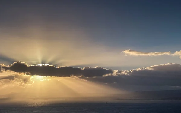 Vista Panorâmica Luz Solar Fluindo Através Nuvens Paisagem Marinha Durante — Fotografia de Stock