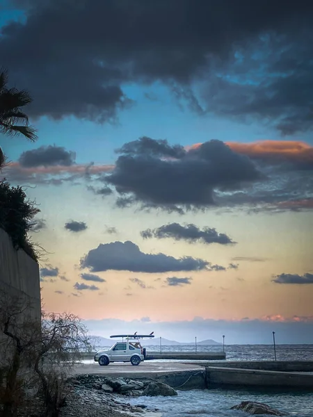 Gün Batımında Deniz Manzarası Bulutlu Gökyüzü Karşısında Çatıda Kürek Çeken — Stok fotoğraf