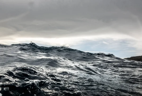 Malowniczy Widok Fal Rozpryskujących Się Krajobrazie Morskim Zachmurzone Niebo Podczas — Zdjęcie stockowe