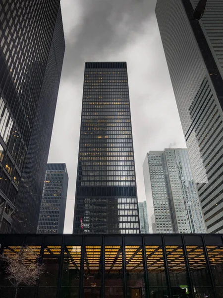 Låg Vinkel Syn Kontorsbyggnad Centrala Toronto Distrikt Med Molnig Himmel — Stockfoto