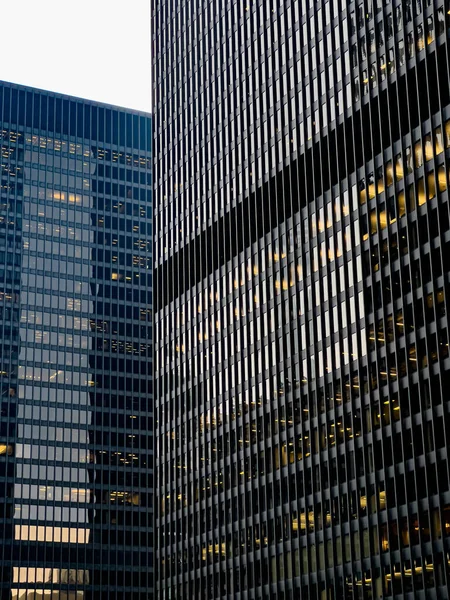 Вид Современное Освещенное Финансовое Здание Центре Города Небом Заднем Плане — стоковое фото