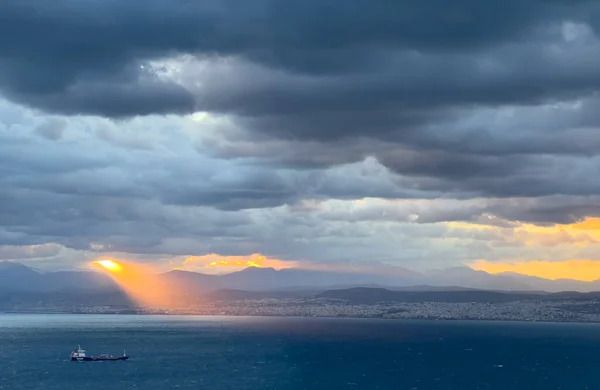 Spokojny Widok Morze Śródziemne Pasmo Górskie Sylwetki Przed Zachmurzonym Krajobrazem — Zdjęcie stockowe