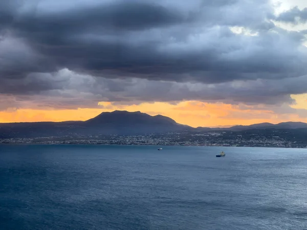 Idylliczny Widok Krajobraz Morski Sylwetkę Pasma Górskiego Przed Zachmurzonym Niebem — Zdjęcie stockowe