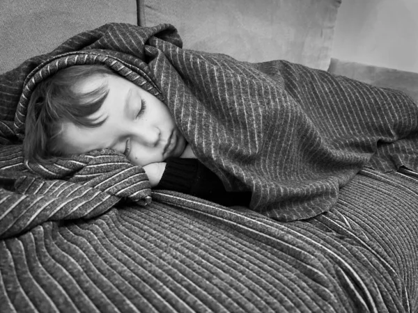 Schattige Blanke Jongen Bedekt Met Gestreepte Deken Slapen Comfortabel Bank — Stockfoto