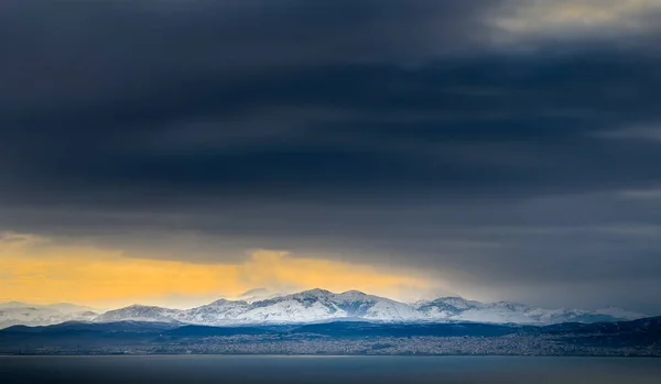 Vista Idílica Paisagem Marinha Cordilheira Coberta Neve Contra Nuvens Tempestade — Fotografia de Stock