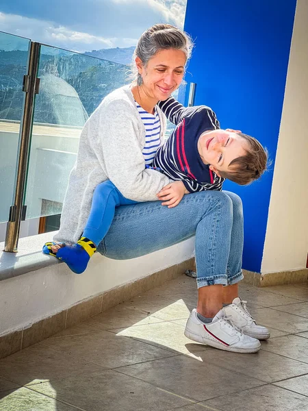 Milující Běloška Matka Při Pohledu Roztomilé Syna Zavírající Oči Dělat — Stock fotografie