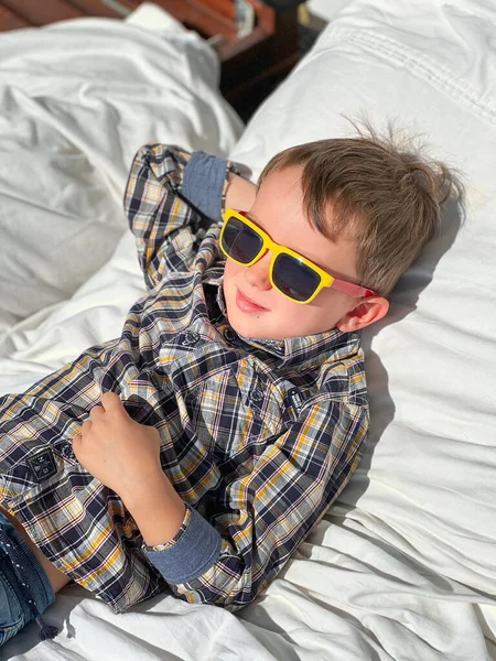 Высокий Угол Обзора Милого Белого Мальчика Солнечных Очках Расслабляющий Кровати — стоковое фото