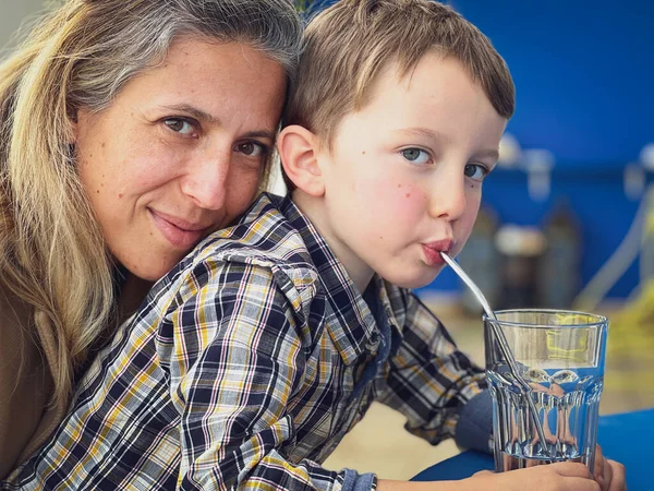 Close Portrait Smiling Caucasian Mother Face Back Cute Son Drinking — Stock Photo, Image