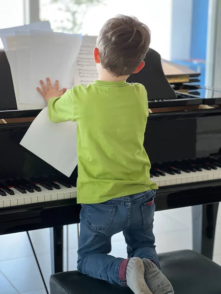 Bakifrån Lekfull Vit Pojke Som Håller Fallande Noter Piano Medan — Stockfoto