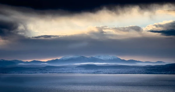 Vista Majestosa Paisagem Marinha Cordilheira Coberta Neve Contra Paisagem Nublada — Fotografia de Stock