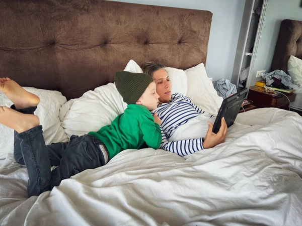 Vit Mamma Med Son Titta Film Över Digital Tablett Samtidigt — Stockfoto
