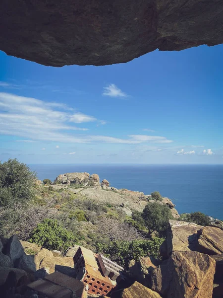 Szenische Ansicht Der Felsen Auf Dem Berg Mit Meereslandschaft Hintergrund — Stockfoto
