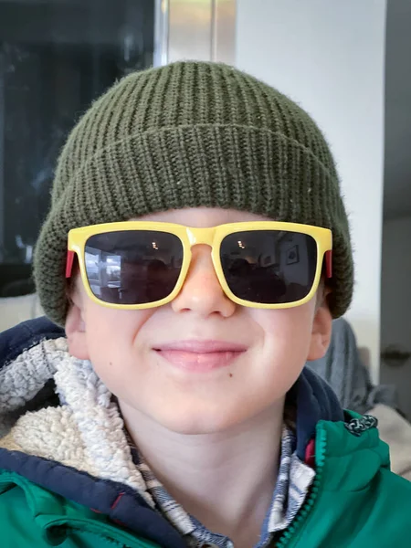 可爱的高加索男孩笑着 戴着针织帽子和太阳镜的特写 — 图库照片