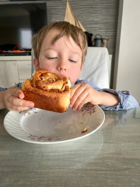 Bonito Menino Caucasiano Comendo Pão Para Café Manhã Sobre Prato — Fotografia de Stock