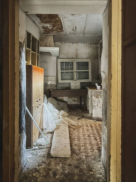Wnętrze Opuszczonego Domu Starymi Meblami Źle Klimatyzowanymi Pokojami Widzianymi Przez — Zdjęcie stockowe