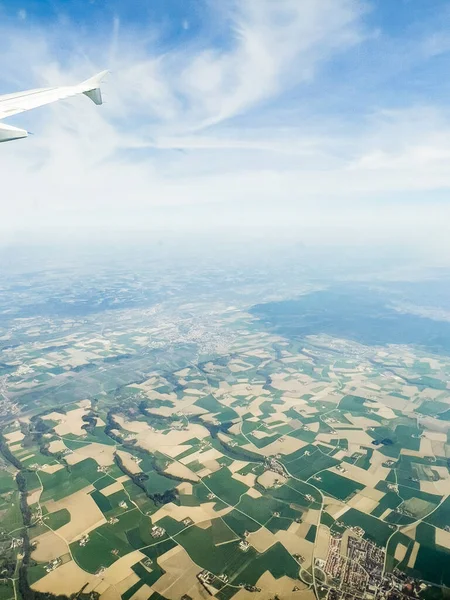 Oříznutý Obraz Křídla Letadla Letícího Proti Obloze Malebný Pohled Patchworkovou — Stock fotografie