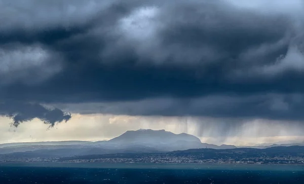 Vista Tranquila Paisagem Marinha Serra Silhueta Contra Paisagem Nublada Tempestade — Fotografia de Stock