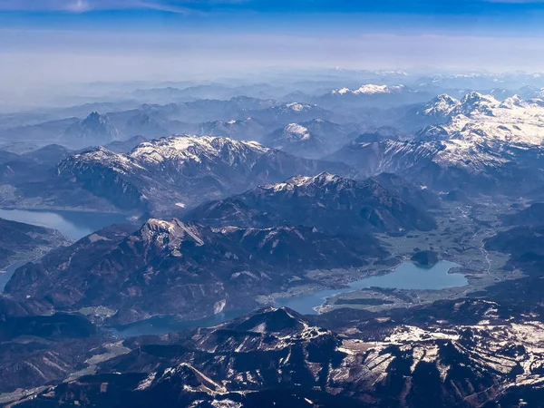 Vista Panorâmica Bela Gama Montanhas Alpes Europeus Cobertos Neve Lago — Fotografia de Stock