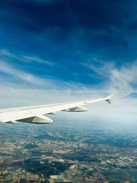 Imagen Recortada Del Avión Volando Contra Cielo Azul Sobre Vista — Foto de Stock