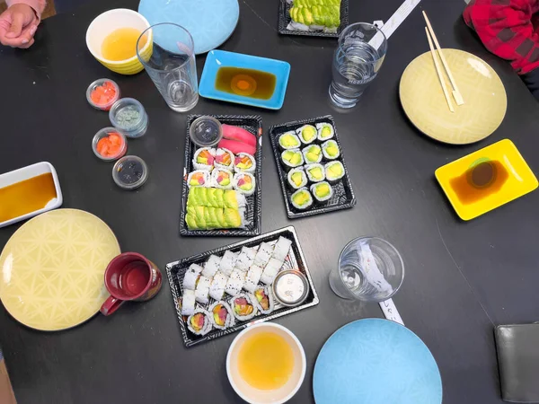 Vista Alto Ângulo Delicioso Sushi Servido Bandejas Com Copos Pratos — Fotografia de Stock