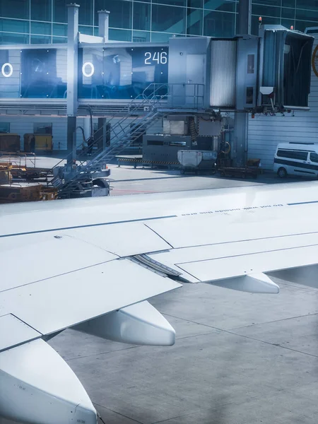 航空宇宙産業における格納庫に翼を持つ航空機の作物イメージ — ストック写真