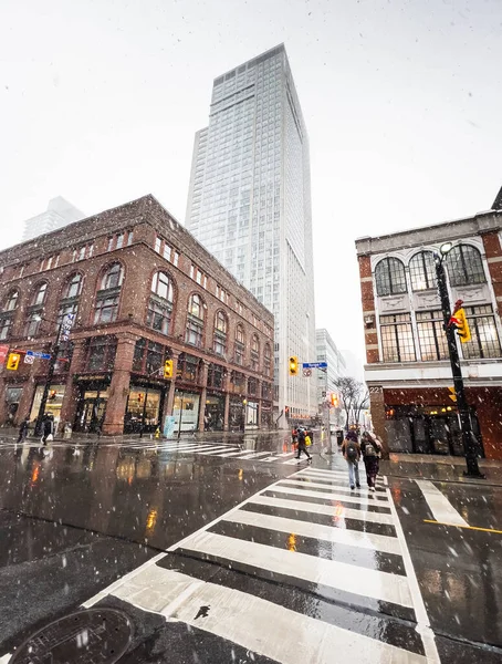 Ludzie Przechodzący Przez Mokrą Ulicę Śródmieścia Mieście Sezonie Zimowym — Zdjęcie stockowe