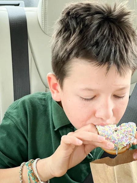 Primer Plano Lindo Chico Caucásico Comiendo Donut Con Coloridos Espolvoreos —  Fotos de Stock