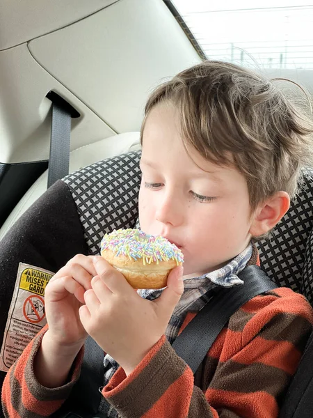 Κοντινό Πλάνο Του Χαριτωμένο Καυκάσιος Αγόρι Έχοντας Ντόνατ Πολύχρωμα Ψεκάζει — Φωτογραφία Αρχείου