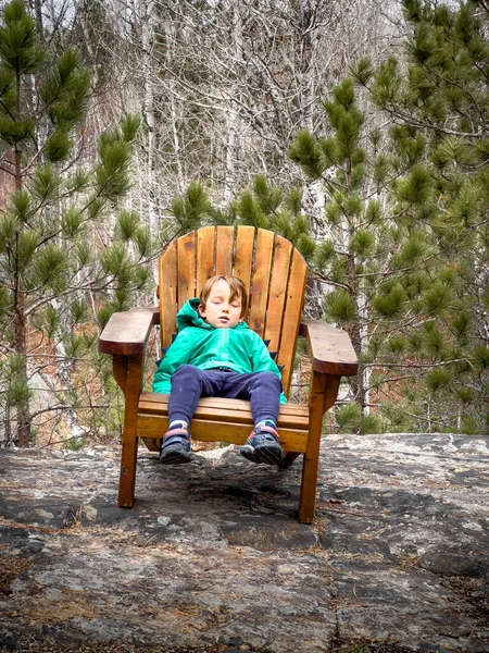 Plná Délka Roztomilé Kavkazský Chlapec Spí Při Relaxaci Dřevěné Židli — Stock fotografie