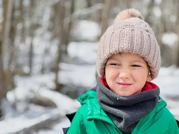 Крупный План Симпатичного Мальчика Зимнем Пальто Вязаной Шляпе Смотрящего Сторону — стоковое фото