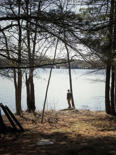 Μέση Απόσταση Άποψη Του Καυκάσου Αγόρι Κοιτάζοντας Λίμνη Ενώ Στέκεται — Φωτογραφία Αρχείου