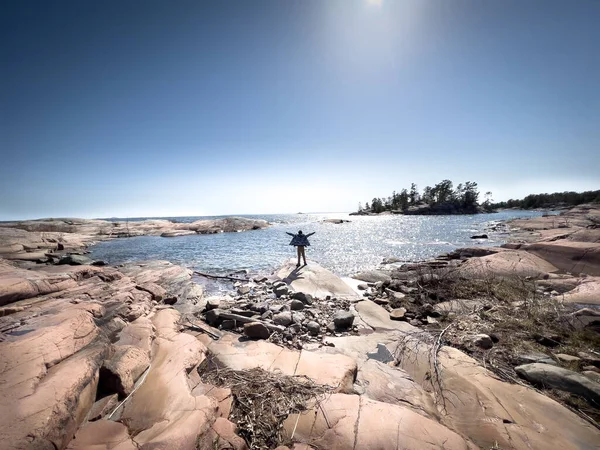 Fernsicht Des Unbeschwerten Jungen Mit Ausgestreckten Armen Felsigen Ufer Strand — Stockfoto