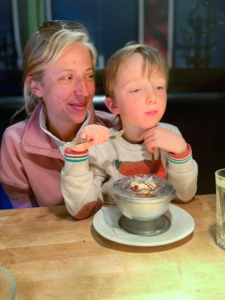 Gülümseyen Kafkasyalı Orta Yaşlı Anne Restorandaki Yemek Masasında Hızlı Tatlı — Stok fotoğraf
