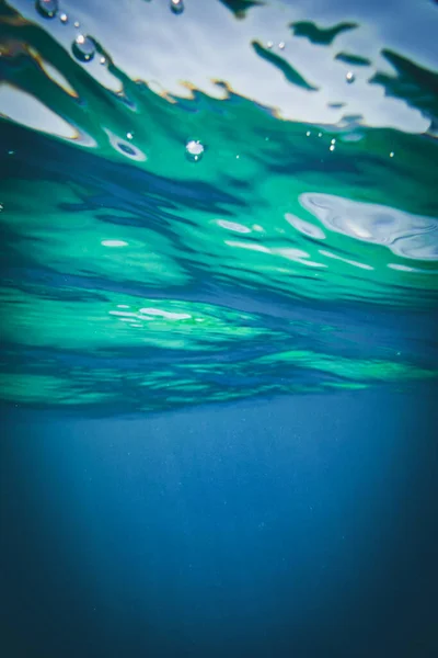 Πλήρης Εικόνα Του Μπλε Της Θάλασσας Κυματιστό Νερό Φαίνεται Κάτω — Φωτογραφία Αρχείου