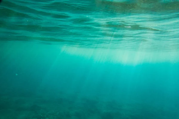 Zonlicht Stroomt Diepe Idyllische Blauwe Oceaan Tijdens Zonnige Dag — Stockfoto